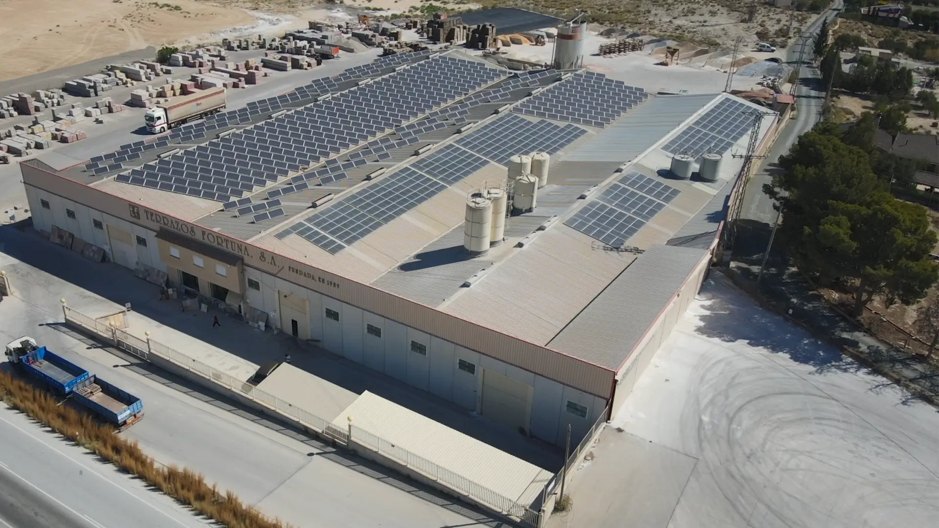 Apostar por la energía solar le permite a Terrazos Fortuna un ahorro de 22.000 euros al año