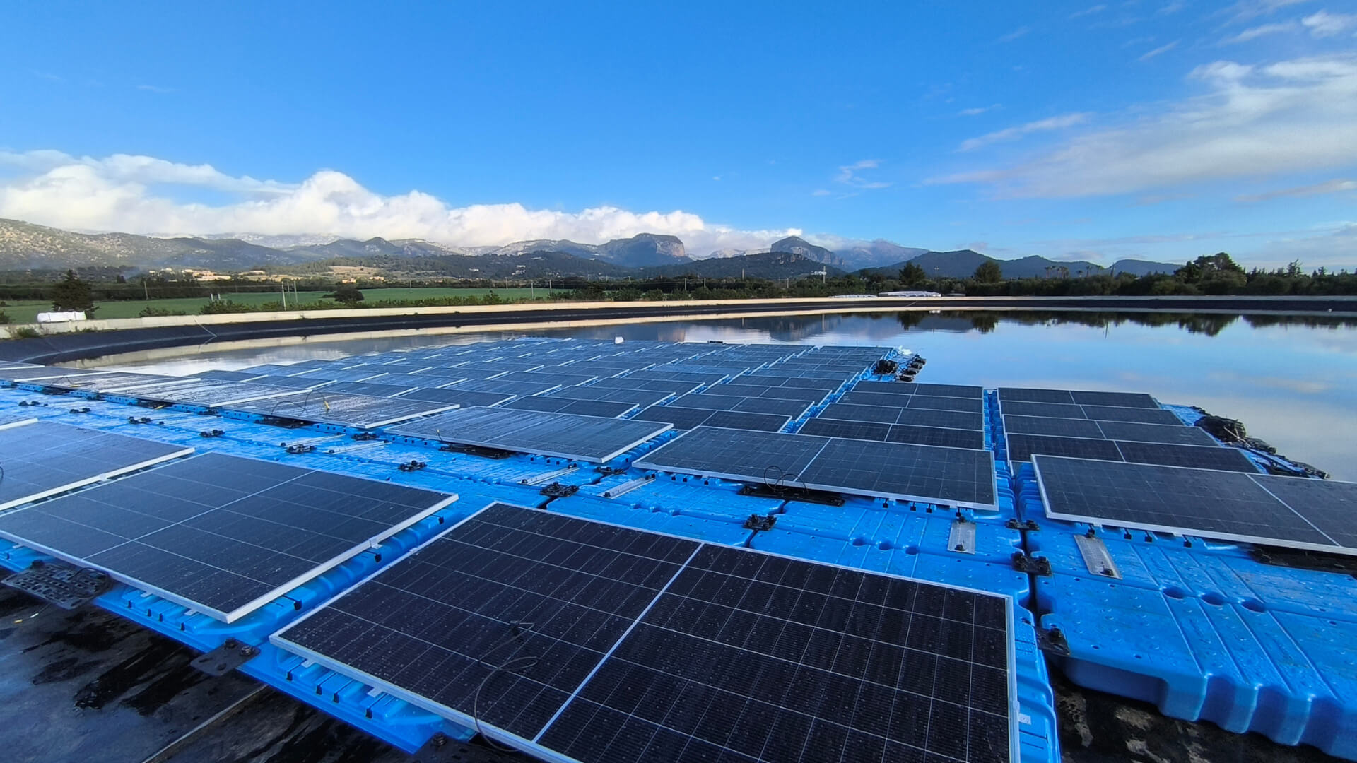 🌊⚡ La revolución solar flota sobre el agua: las balsas de riego se convierten en plantas fotovoltaicas