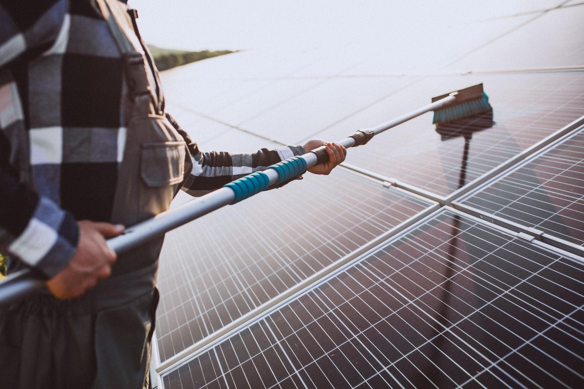 Limpieza de placas solares: descubre los 3 tipos de suciedad