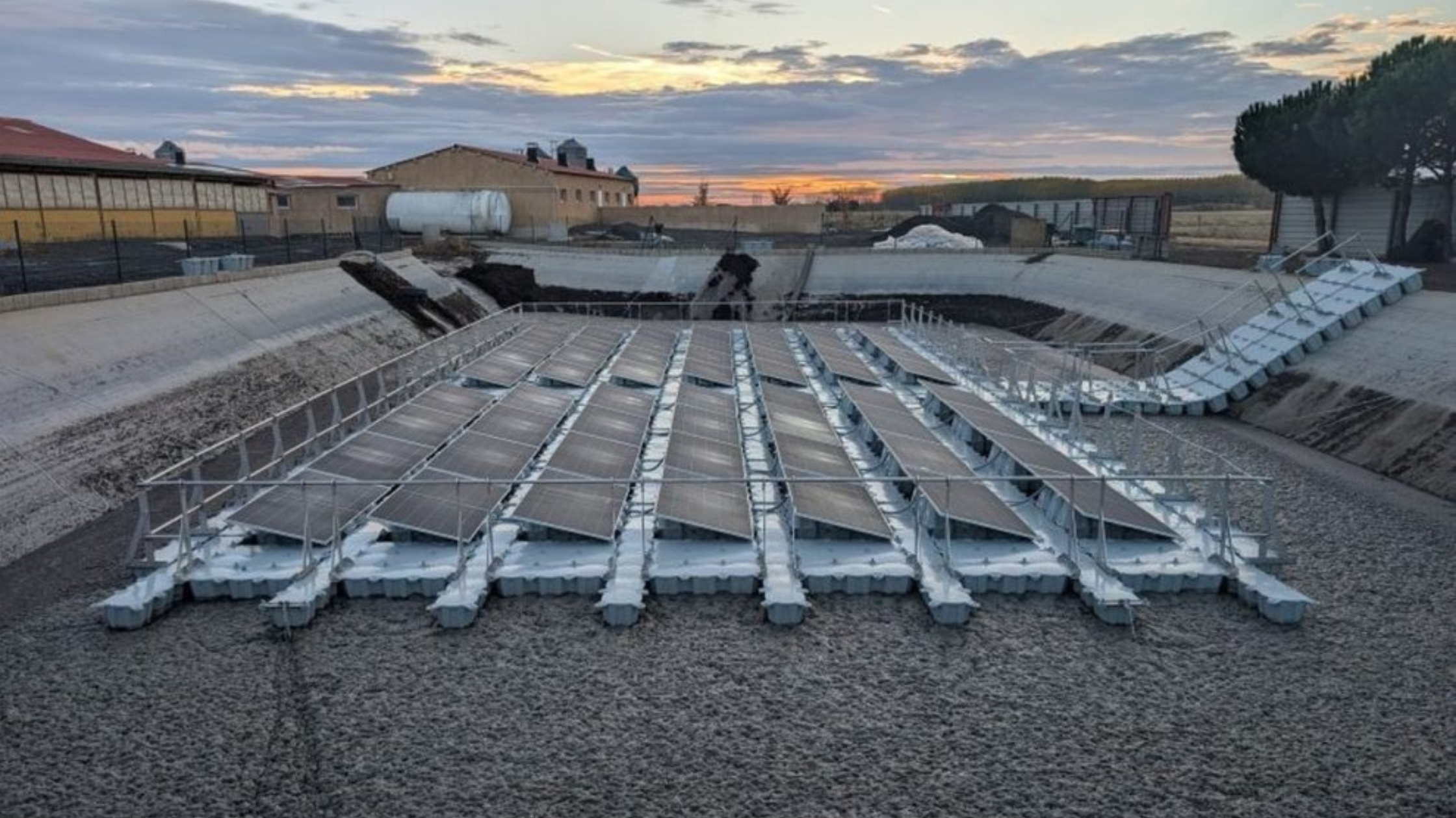 Hacia una agricultura más inteligente: placas solares sobre purines, la última apuesta del sector fotovoltaico