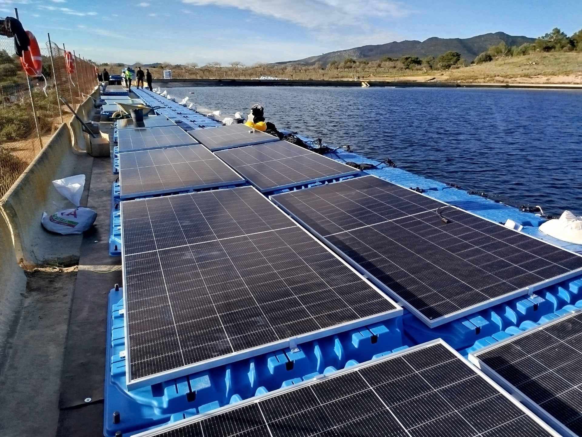 Servicios instalaciones solares flotantes expectativas