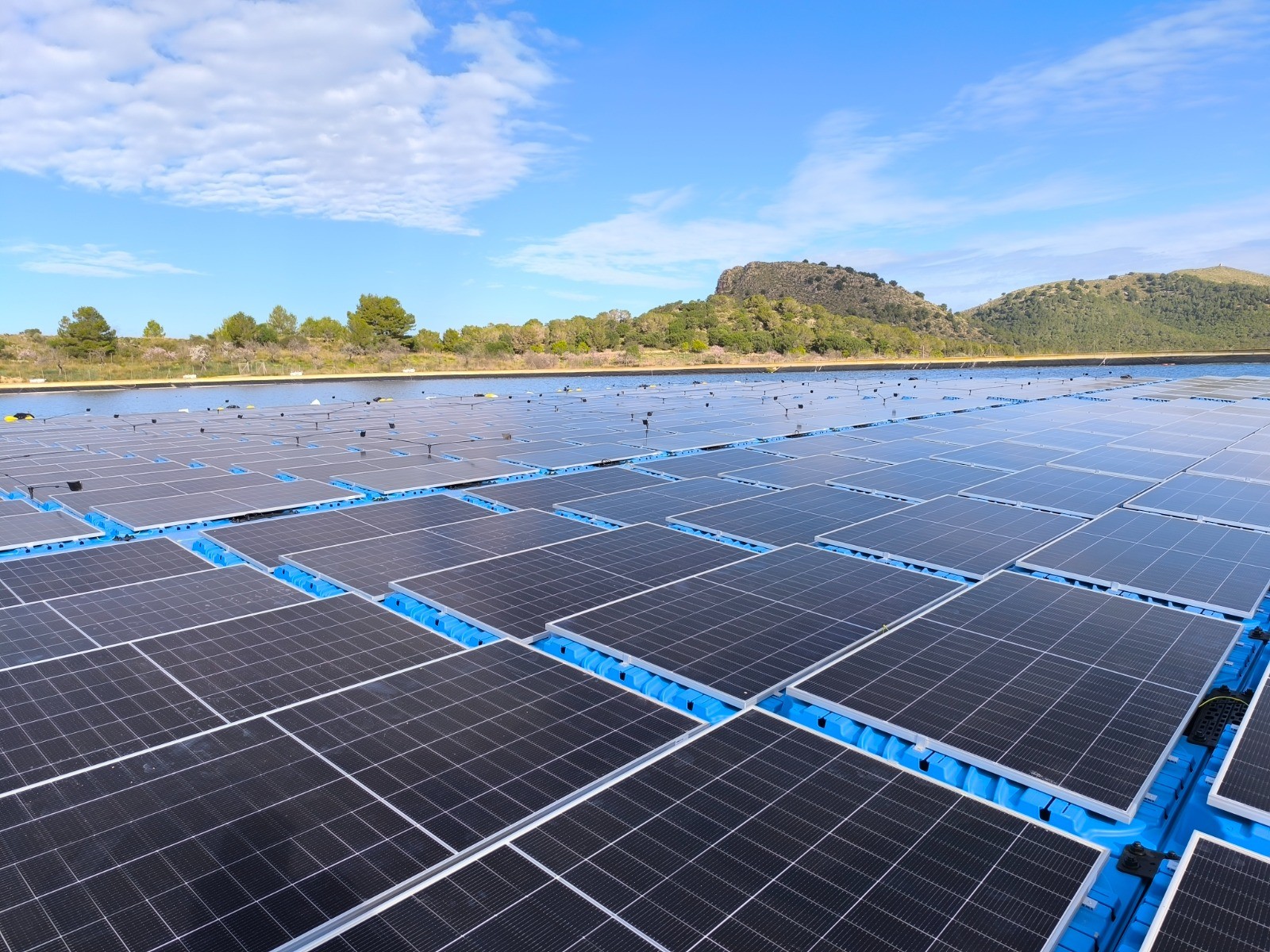 Servicios instalaciones solares flotantes nosotros